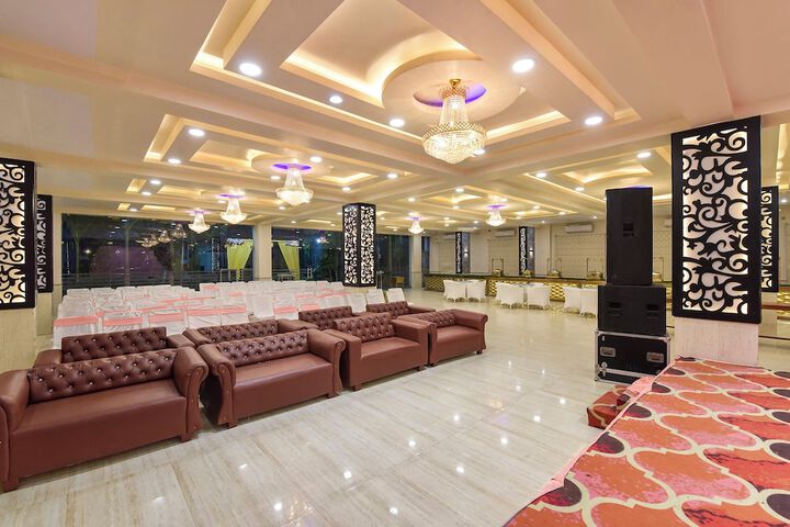 Ballroom/Hall 43 of 44