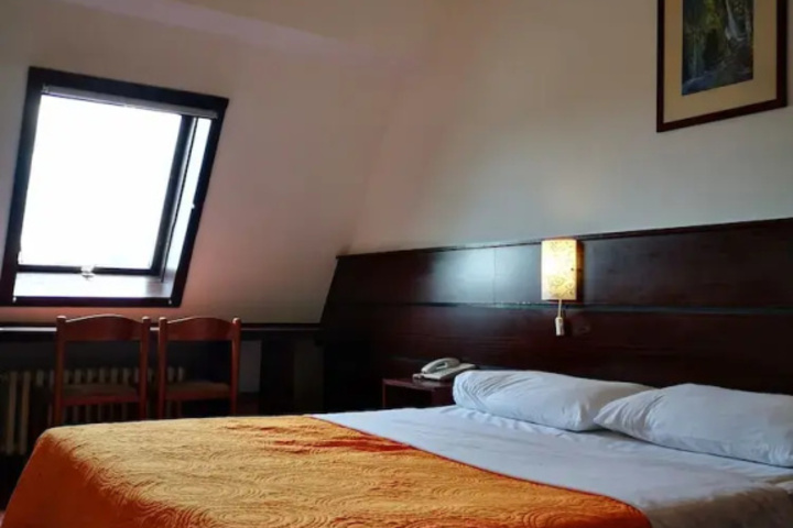 Room 4 of 12