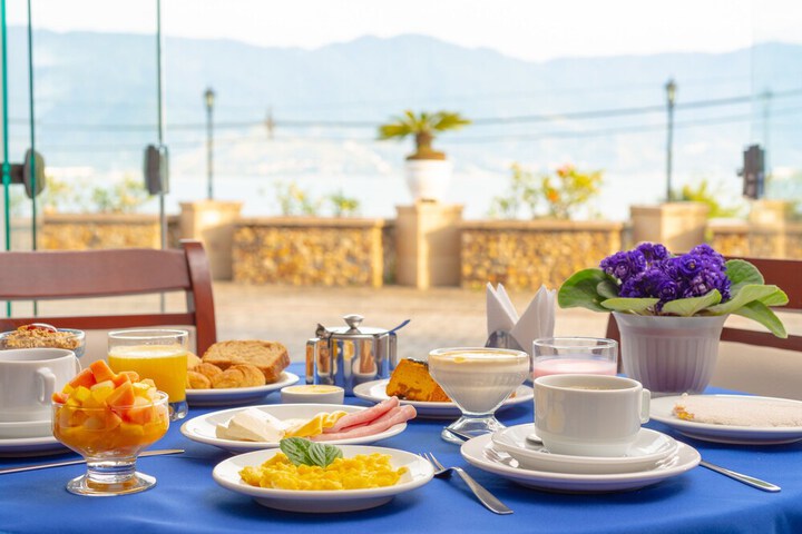 Breakfast/Coffee Service 70 of 82