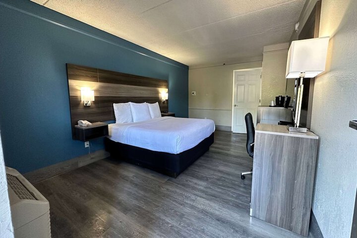 1 King Bed (2 of 14)