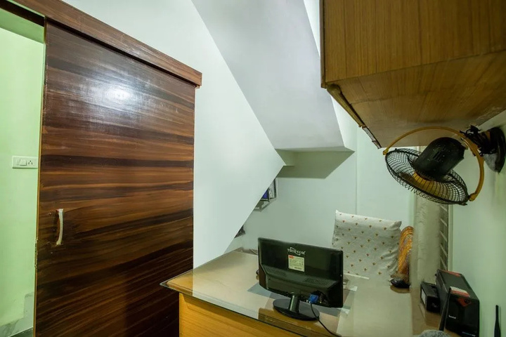 Room 2 of 10