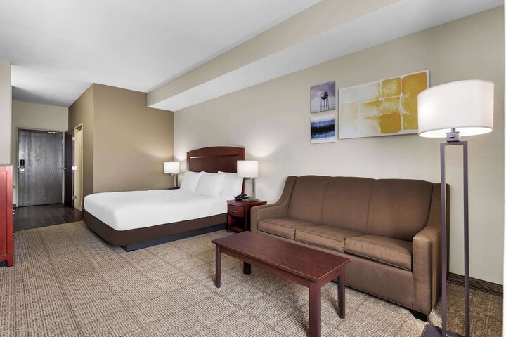 Business King Bed (1 of 19)