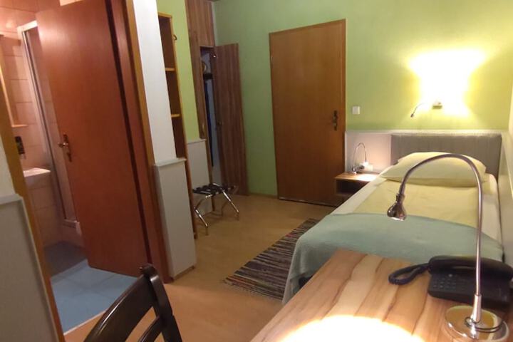 Room 22 of 76