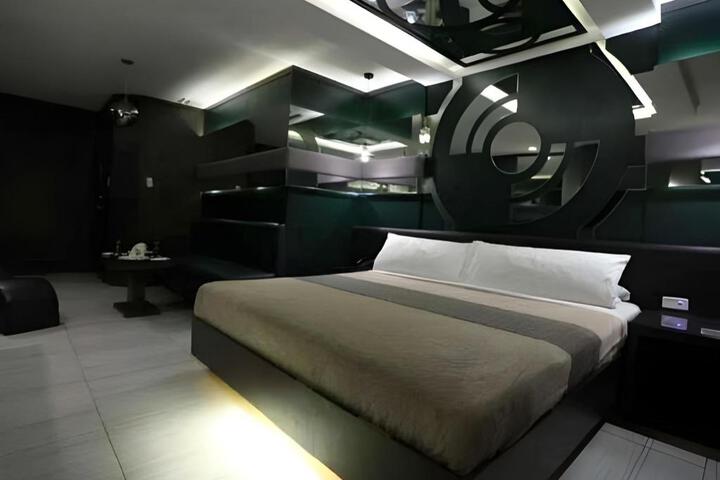 Room 21 of 49