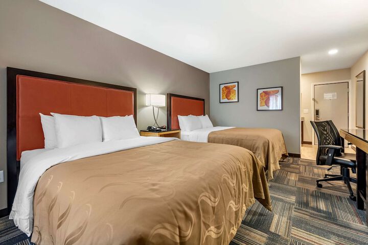 1 Queen Bed Hearing Accessible (1 of 9)
