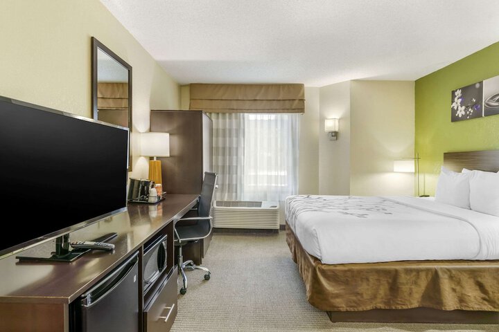 1 Queen Bed (2 of 10)