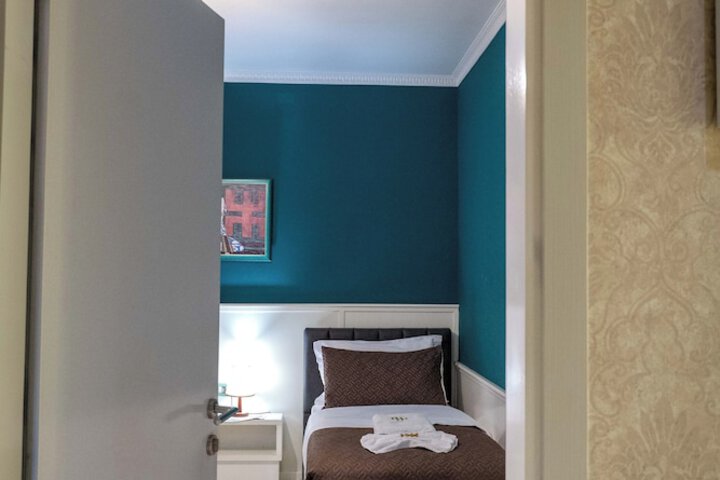 Room 42 of 188