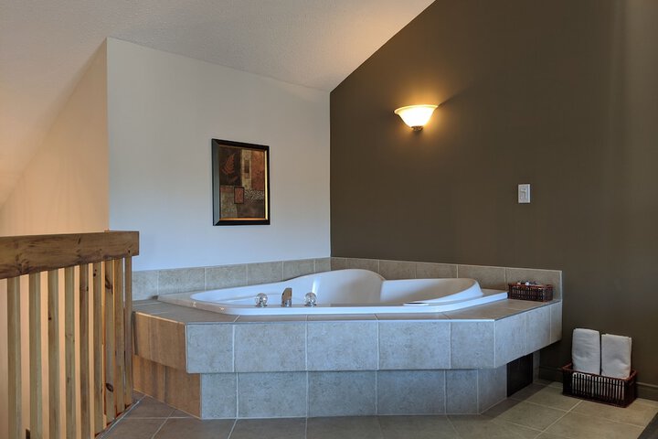 Suite Queen Bed (1 of 7)