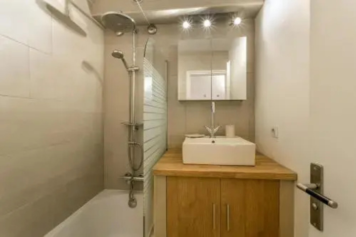 Room 7 of 9
