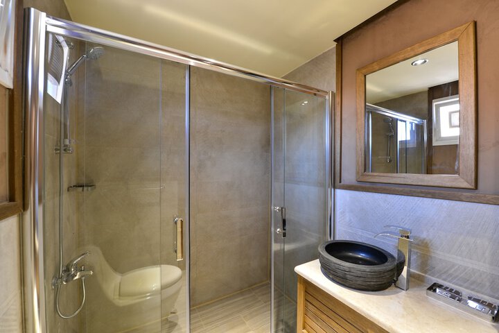 Room 26 of 102