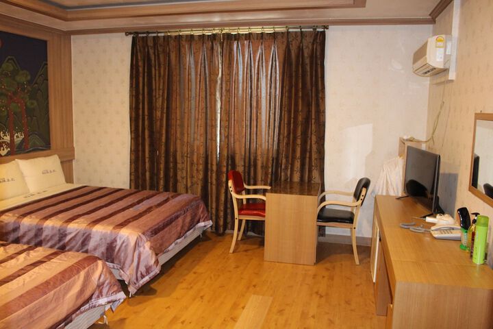 Room 3 of 78