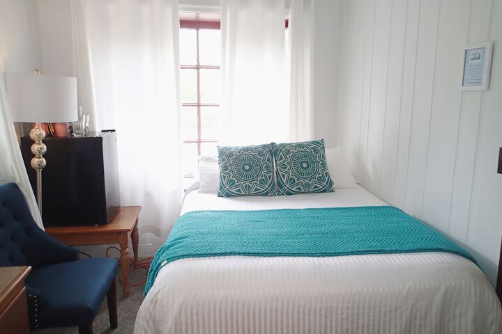 Double Bed City View Shared Bathroom (11 of 21)