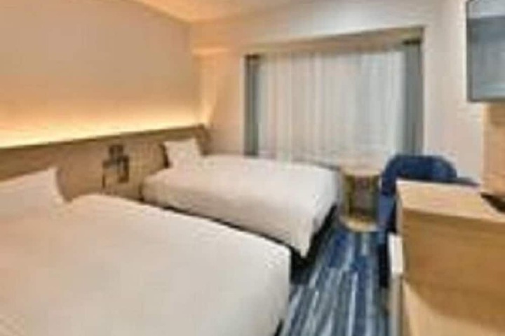 Room 6 of 16