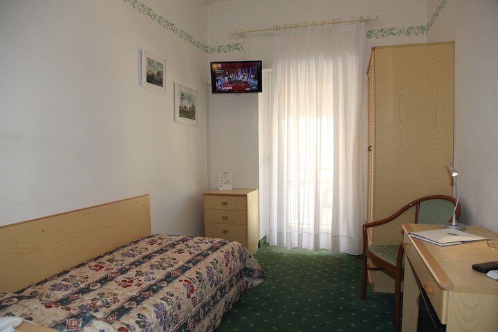 Room 10 of 37