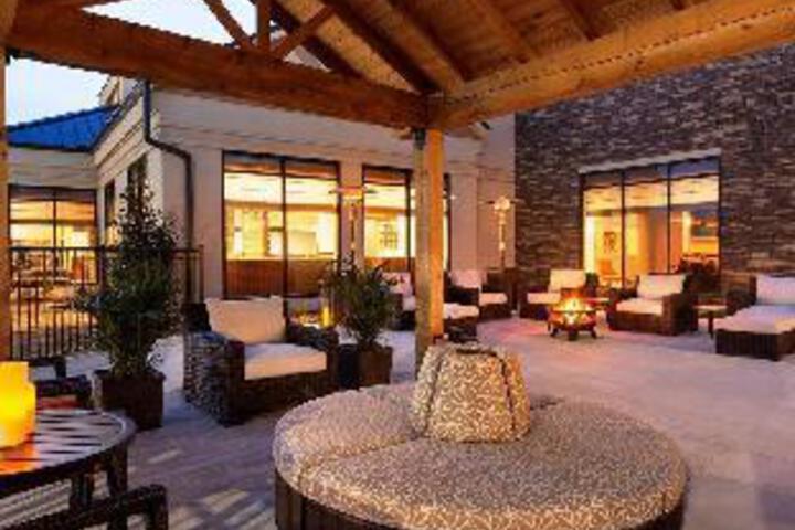 Lounge 7 of 27