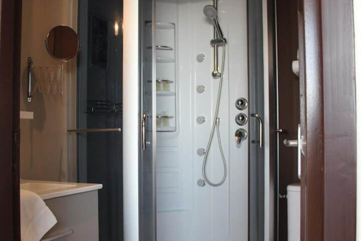 Room 25 of 57