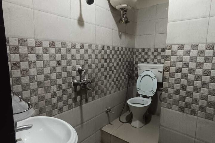Room 9 of 18