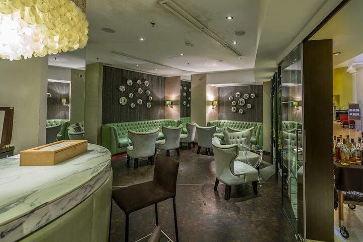 Lounge 74 of 97