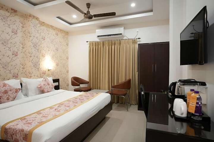 Room 10 of 32