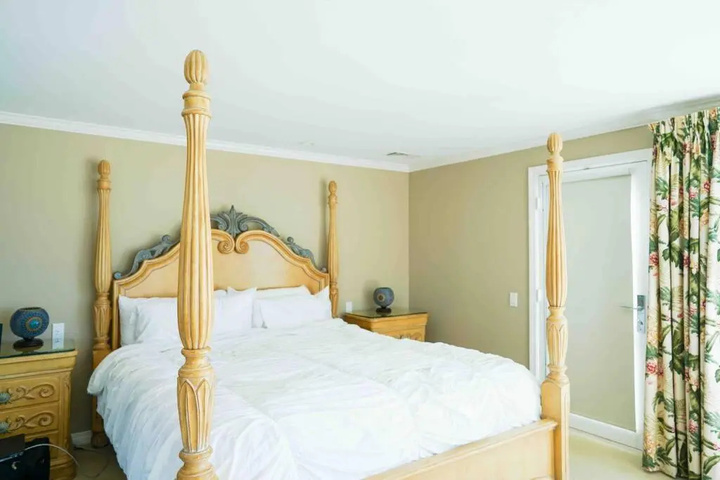 Room 2 of 10
