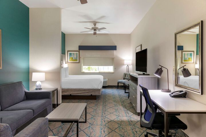 1 King Bed High Speed Internet Accessible Microwave and Refrigerator Flat Screen Television Desk Full Breakfast (5 of 12)