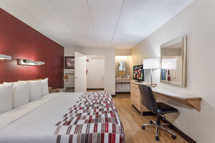 Deluxe King Bed Accessible (3 of 23)