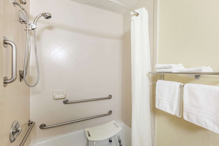Queen Bed Bathtub Accessible (6 of 11)