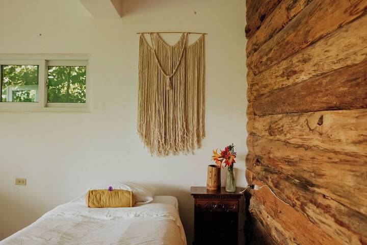 Room 42 of 148