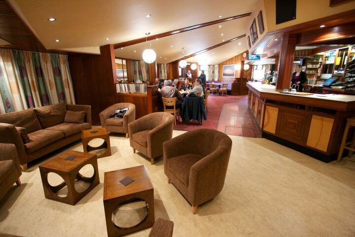 Lounge 30 of 32