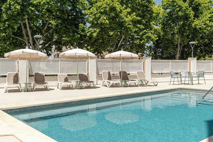 Hotel Pool