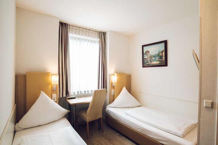 Room 10 of 39