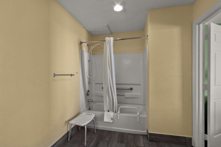 Accessible 1 King Bed - Free WiFi, Microwave, Minifridge Coffeemaker Cable TV Desk (8 of 11)