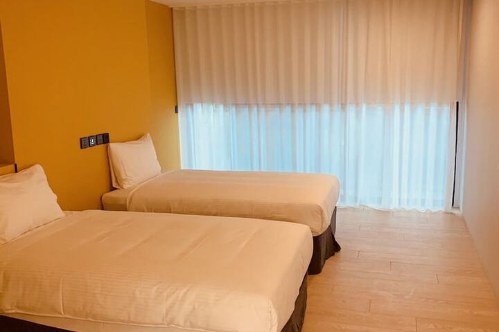 Room 13 of 28