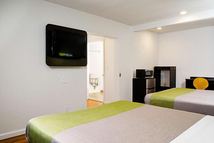 1 Queen Bed (5 of 19)