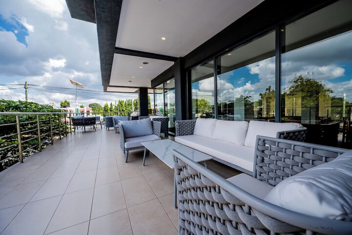 Lounge 59 of 66