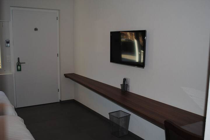 Room 3 of 77