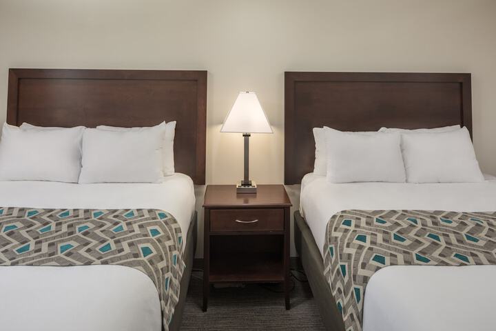 2 Queen Beds (6 of 12)