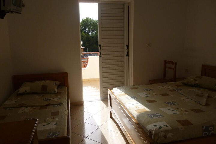Room 9 of 33
