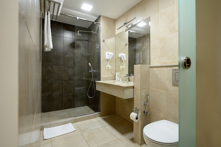 Room 32 of 59
