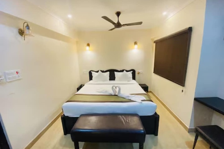 Room 13 of 18