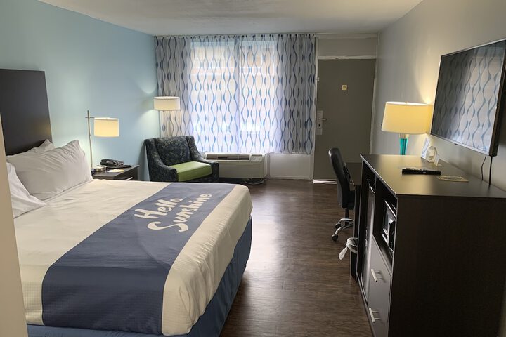 1 King Bed Mobility Hearing Accessible Room Roll in Shower (6 of 17)