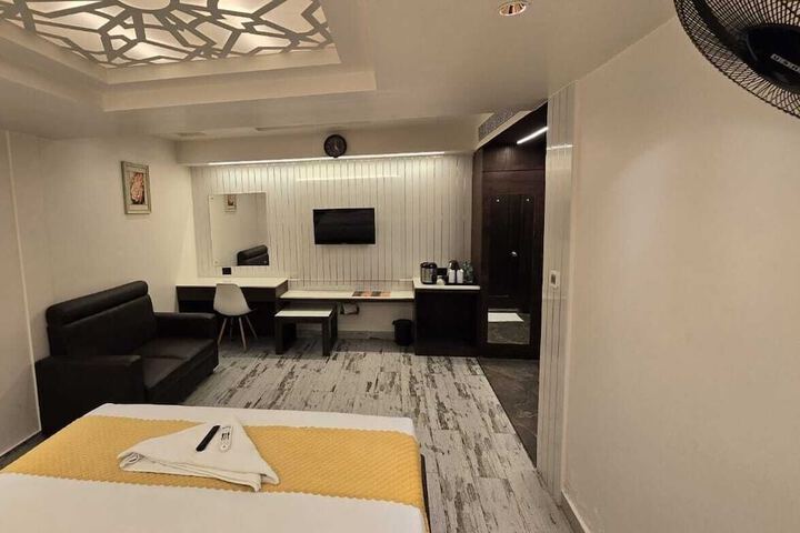 Room 8 of 27