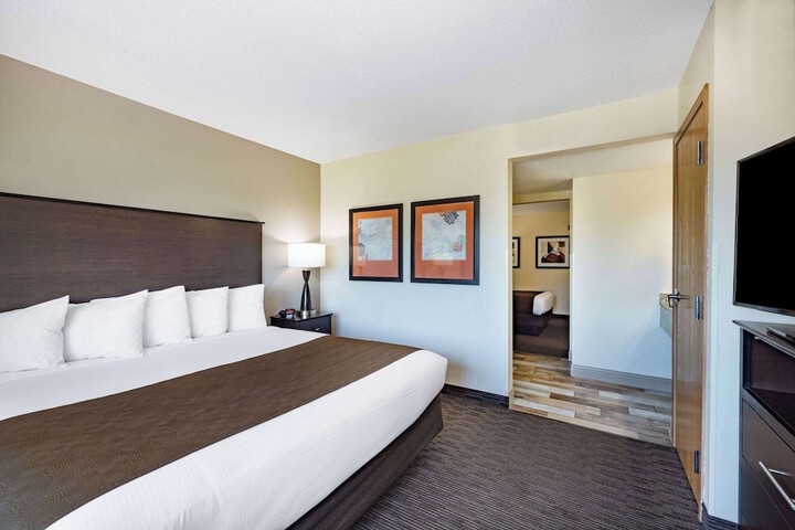 1 Queen Bed Accessible Room First Floor (7 of 9)