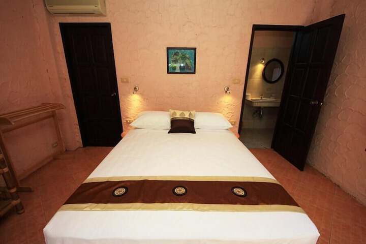 Room 12 of 28