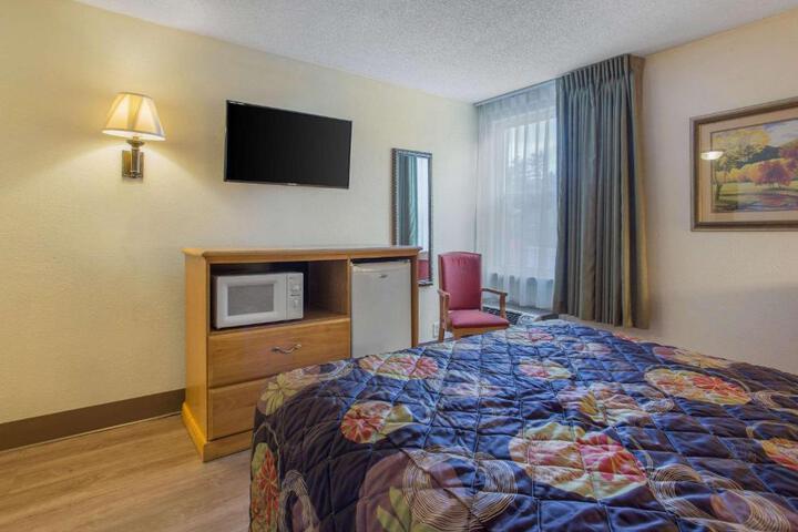 1 Queen Bed (1 of 20)