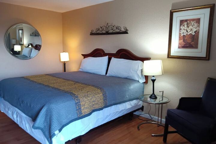 Deluxe Single Queen Bed (14 of 50)