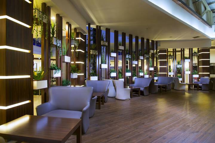 Entrance & Lobby