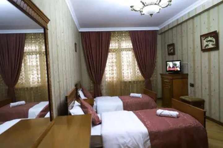 Room 5 of 8
