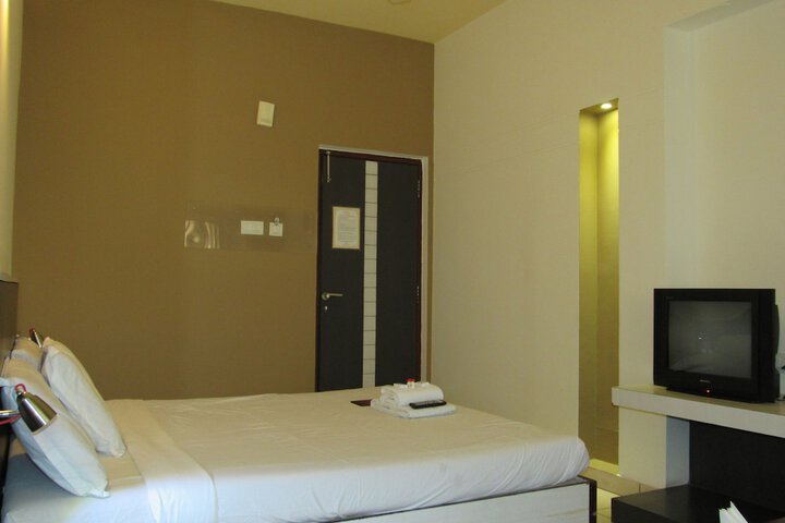 Room 8 of 34