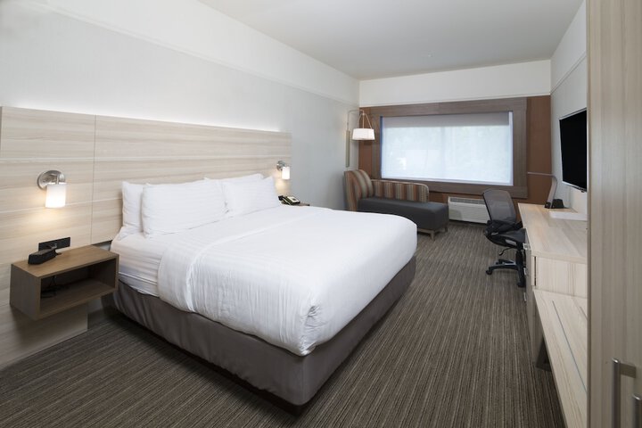 1 King Bed (1 of 17)
